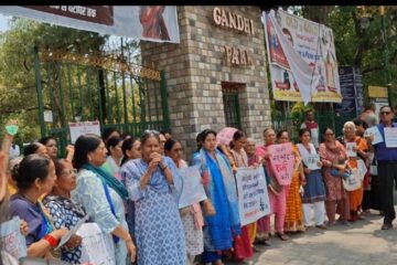चम्पावत प्रकरण को लेकर महिला मंच का देहरादून में प्रदर्शन,पुलिस की भूमिका पर उठाए सवाल