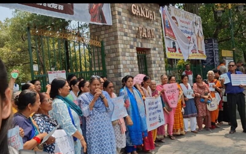 चम्पावत प्रकरण को लेकर महिला मंच का देहरादून में प्रदर्शन,पुलिस की भूमिका पर उठाए सवाल