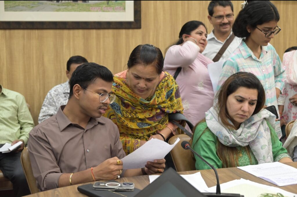 जनता दरबार में उमड़ी समस्याओं की बाढ़, 201 शिकायतों पर प्रशासन की त्वरित कार्रवाई