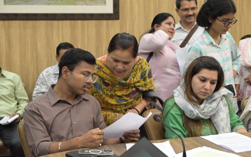 जनता दरबार में उमड़ी समस्याओं की बाढ़, 201 शिकायतों पर प्रशासन की त्वरित कार्रवाई