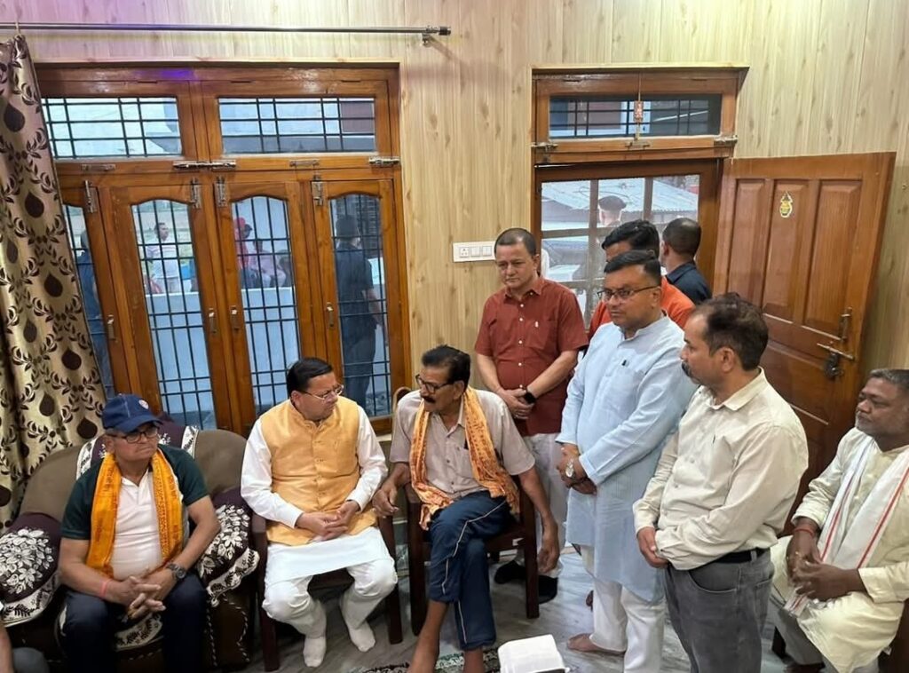 खटीमा दौरे पर मुख्यमंत्री पुष्कर सिंह धामी ने शोक संतप्त परिवारों से की मुलाकात, समस्याएं भी सुनी