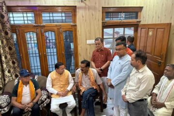 खटीमा दौरे पर मुख्यमंत्री पुष्कर सिंह धामी ने शोक संतप्त परिवारों से की मुलाकात, समस्याएं भी सुनी