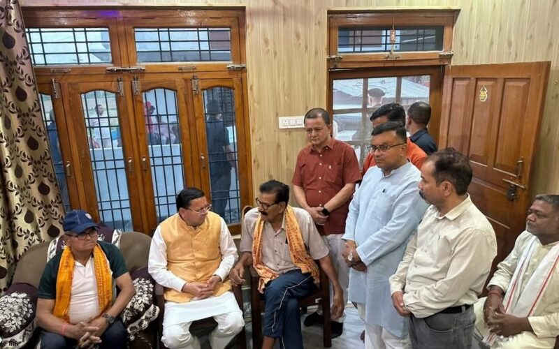 खटीमा दौरे पर मुख्यमंत्री पुष्कर सिंह धामी ने शोक संतप्त परिवारों से की मुलाकात, समस्याएं भी सुनी