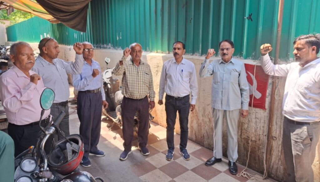सीटू स्थापना दिवस पर झंडारोहण, श्रमिक अधिकारों के समर्थन में हस्ताक्षर अभियान शुरू