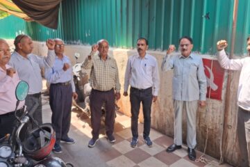 सीटू स्थापना दिवस पर झंडारोहण, श्रमिक अधिकारों के समर्थन में हस्ताक्षर अभियान शुरू