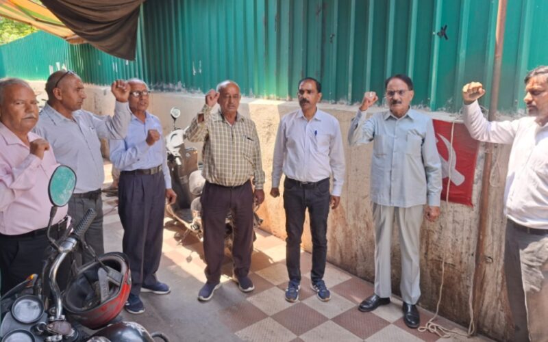 सीटू स्थापना दिवस पर झंडारोहण, श्रमिक अधिकारों के समर्थन में हस्ताक्षर अभियान शुरू