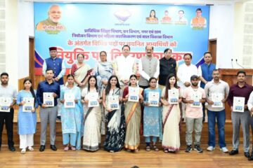 मुख्यमंत्री धामी ने 276 युवाओं को बांटे नियुक्ति पत्र, कहा- जनसेवा का नया दायित्व शुरू…