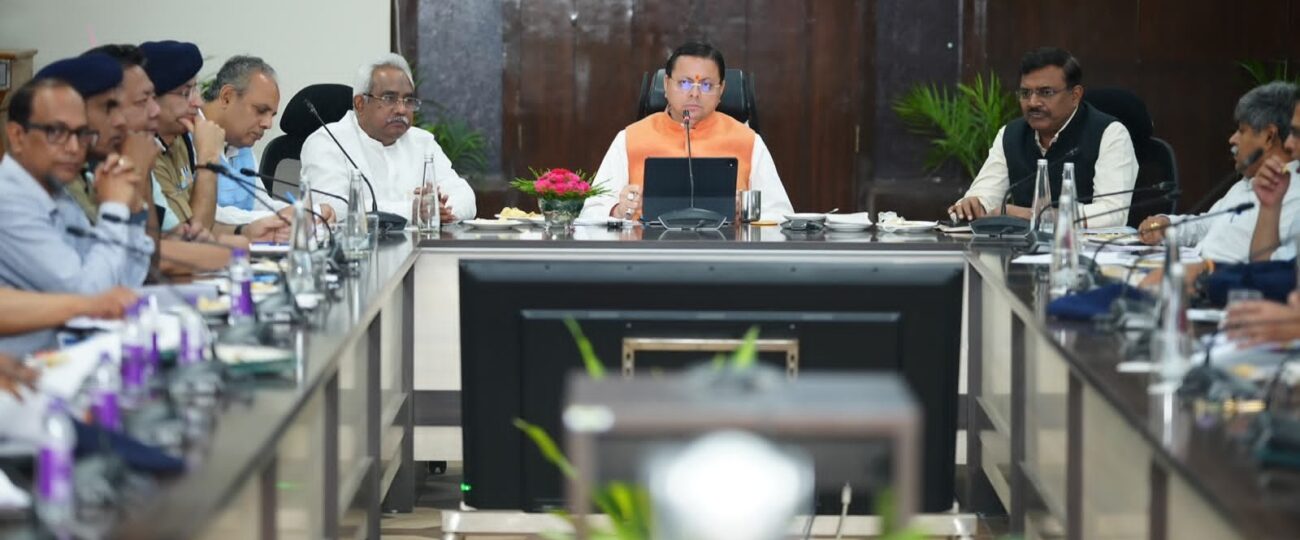 मानसून से पहले तैयारियां पूरी करें, 15 नवंबर तक प्रदेश की सभी सड़कें हों गड्ढामुक्त : धामी