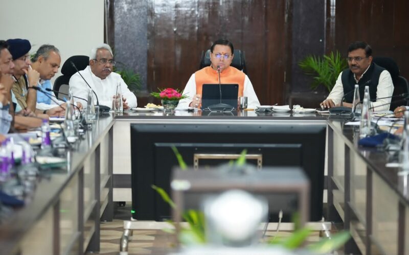 मानसून से पहले तैयारियां पूरी करें, 15 नवंबर तक प्रदेश की सभी सड़कें हों गड्ढामुक्त : धामी