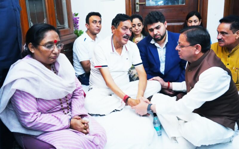 मुख्यमंत्री धामी ने जसपाल राणा के आवास पहुंचकर दी श्रद्धांजलि, परिजनों को बंधाया ढांढस…