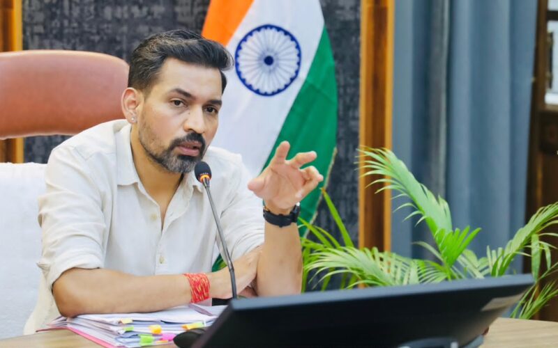 आर्थिक अभाव नहीं बनेगा इलाज में बाधा, गंभीर बीमारियों से जूझ रहे बच्चों का होगा निःशुल्क उपचार: डीएम