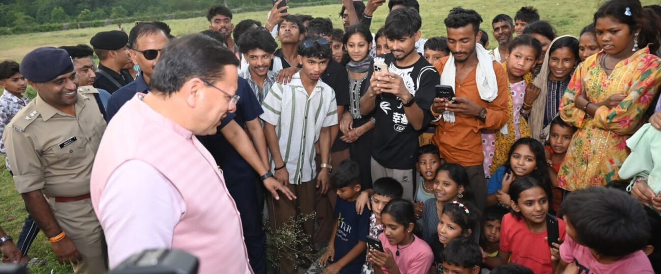 मुख्यमंत्री को अपने बीच पाकर उत्साहित हुए बच्चे, जमकर खिंचवाईं तस्वीरें