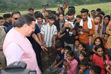 मुख्यमंत्री को अपने बीच पाकर उत्साहित हुए बच्चे, जमकर खिंचवाईं तस्वीरें
