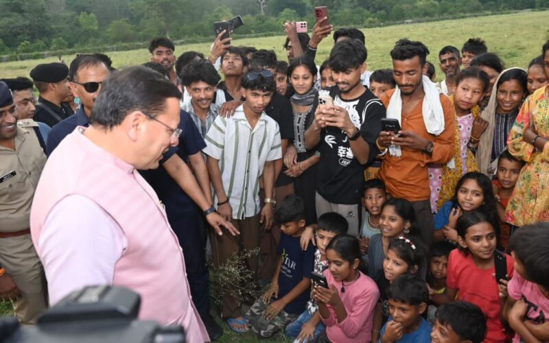 मुख्यमंत्री को अपने बीच पाकर उत्साहित हुए बच्चे, जमकर खिंचवाईं तस्वीरें