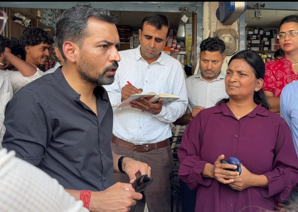 अंडरग्राउंड केबल कार्यों में लापरवाही पर डीएम सख्त, यूपीसीएल के अधीक्षण अभियंता का वेतन रोकने के निर्देश