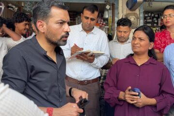 अंडरग्राउंड केबल कार्यों में लापरवाही पर डीएम सख्त, यूपीसीएल के अधीक्षण अभियंता का वेतन रोकने के निर्देश