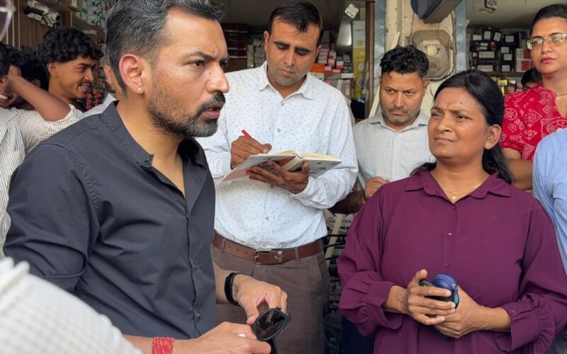 अंडरग्राउंड केबल कार्यों में लापरवाही पर डीएम सख्त, यूपीसीएल के अधीक्षण अभियंता का वेतन रोकने के निर्देश