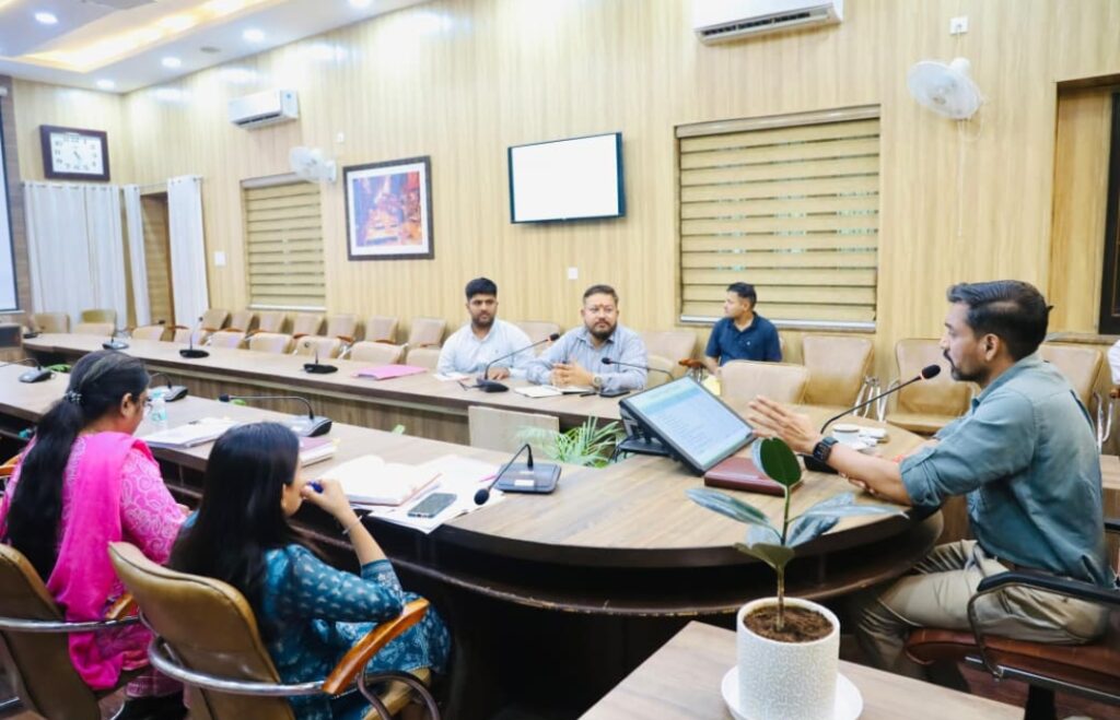 स्मार्ट सिटी परियोजनाओं की प्रगति और हैंडओवर कार्यों की डीएम ने की समीक्षा, ग्रीन बिल्डिंग निर्माण में तेजी लाने के निर्देश