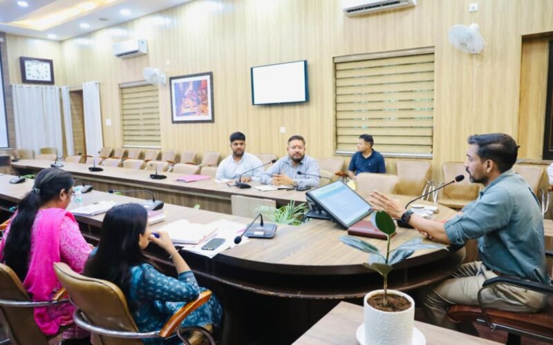 स्मार्ट सिटी परियोजनाओं की प्रगति और हैंडओवर कार्यों की डीएम ने की समीक्षा, ग्रीन बिल्डिंग निर्माण में तेजी लाने के निर्देश