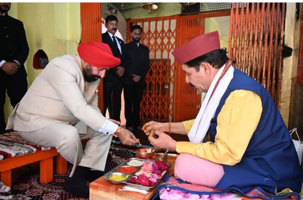 मां हाट कालिका मंदिर में राज्यपाल ने की पूजा-अर्चना, प्रदेश की सुख-समृद्धि की कामना