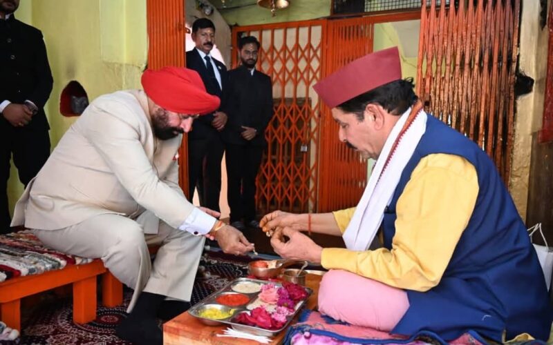 मां हाट कालिका मंदिर में राज्यपाल ने की पूजा-अर्चना, प्रदेश की सुख-समृद्धि की कामना