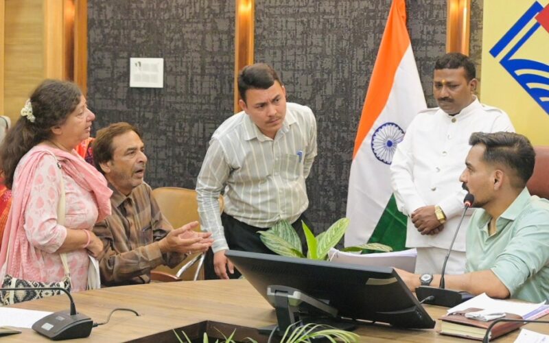 समाधान दिवस में 194 शिकायतों की सुनवाई, समयबद्ध निस्तारण के निर्देश