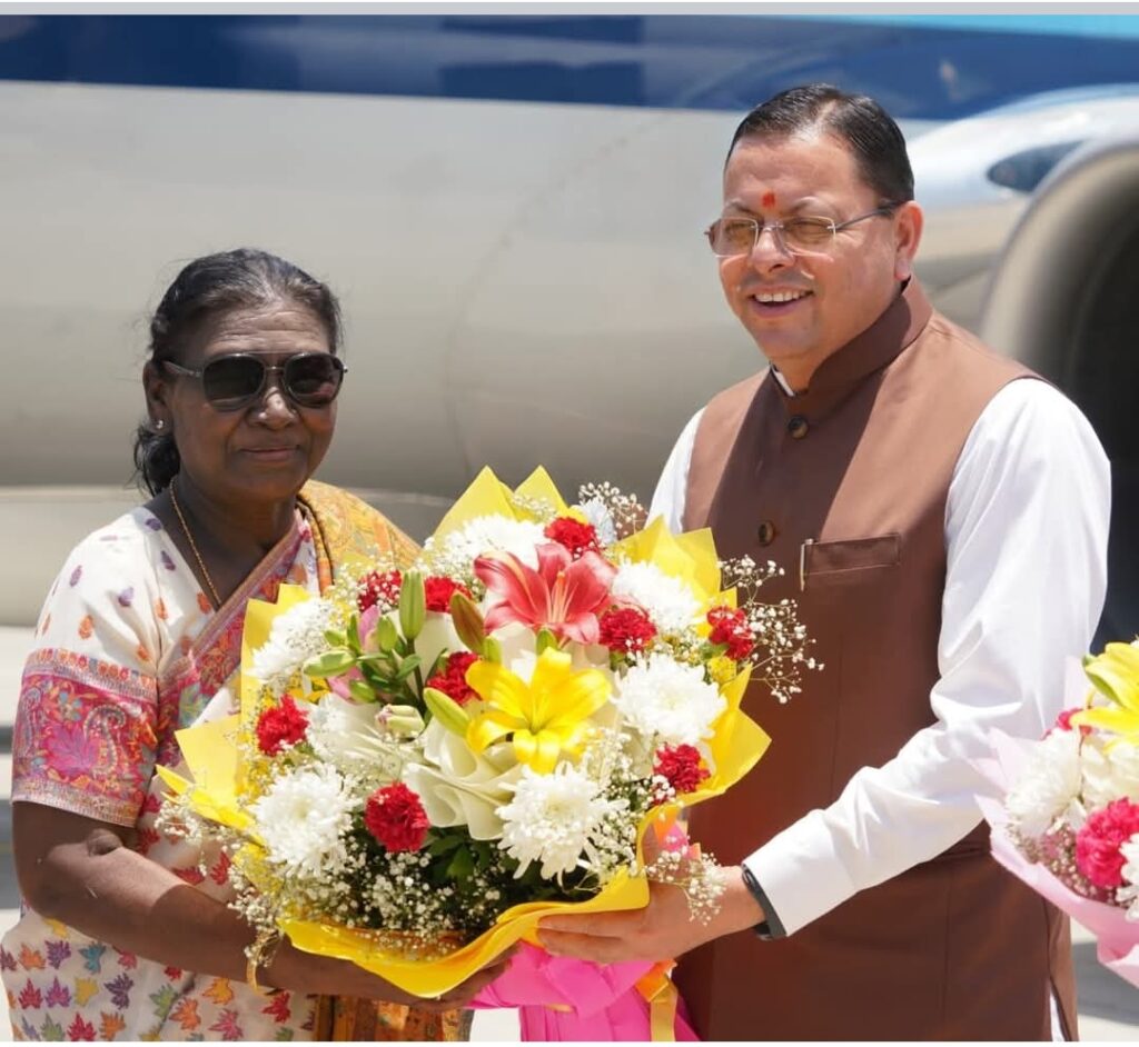 राष्ट्रपति श्रीमती द्रौपदी मुर्मु का देवभूमि उत्तराखण्ड आगमन, जॉलीग्रांट एयरपोर्ट पर हुआ भव्य स्वागत