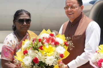 राष्ट्रपति श्रीमती द्रौपदी मुर्मु का देवभूमि उत्तराखण्ड आगमन, जॉलीग्रांट एयरपोर्ट पर हुआ भव्य स्वागत
