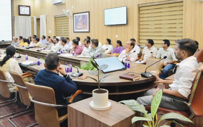 विकास कार्यों में लापरवाही बर्दाश्त नहीं, तय समय सीमा में पूरे हों सभी कार्य : जिलाधिकारी