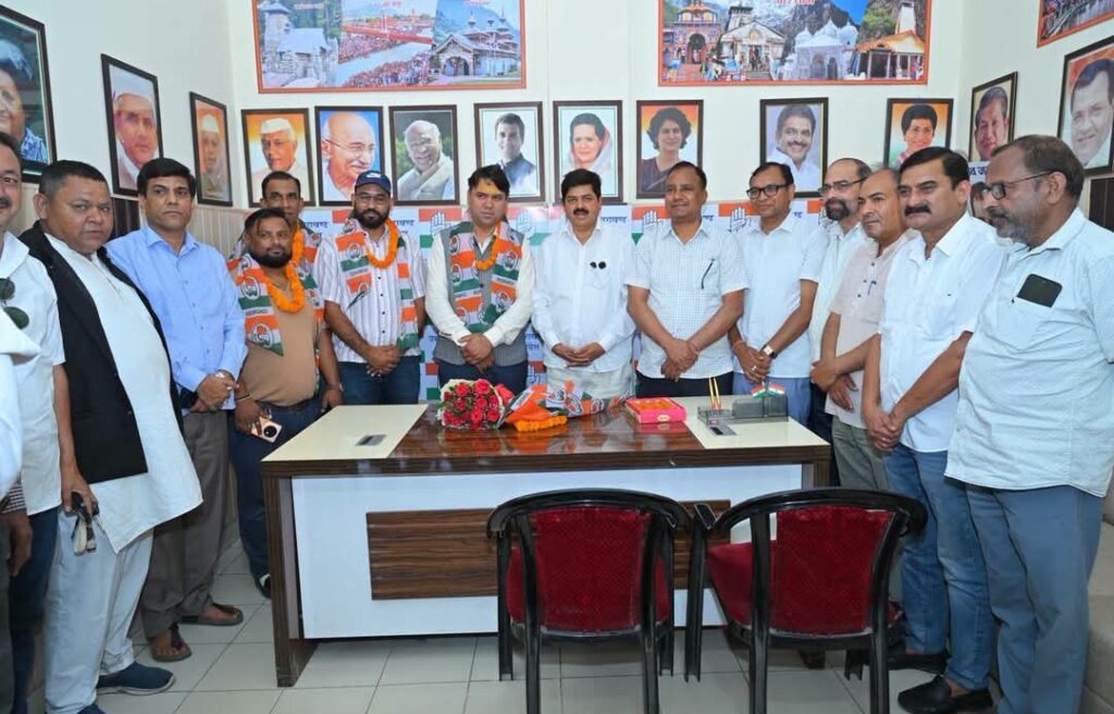 कांग्रेस की विचारधारा से प्रभावित होकर विभिन्न क्षेत्रों के कई पूर्व पार्षद एवं लोग हुए कांग्रेस में शामिल