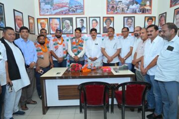 कांग्रेस की विचारधारा से प्रभावित होकर विभिन्न क्षेत्रों के कई पूर्व पार्षद एवं लोग हुए कांग्रेस में शामिल