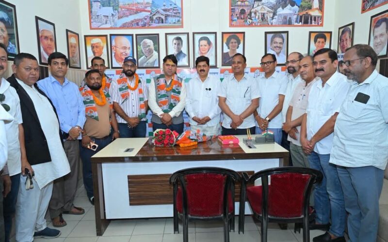 कांग्रेस की विचारधारा से प्रभावित होकर विभिन्न क्षेत्रों के कई पूर्व पार्षद एवं लोग हुए कांग्रेस में शामिल