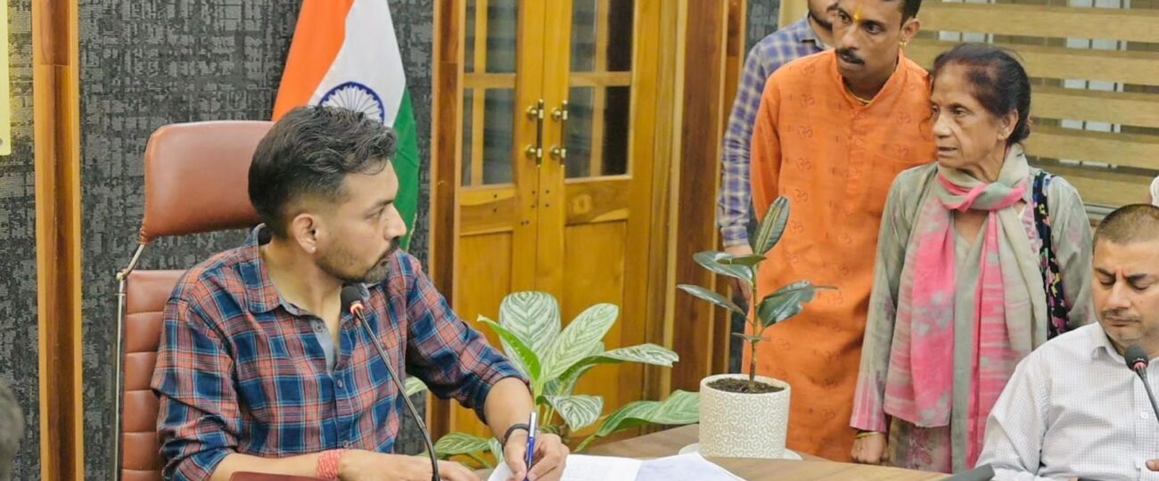 समाधान दिवस में डीएम का एक्शन मोड, लापरवाह अधिकारियों पर सख्ती…