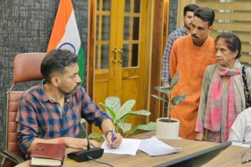 समाधान दिवस में डीएम का एक्शन मोड, लापरवाह अधिकारियों पर सख्ती…