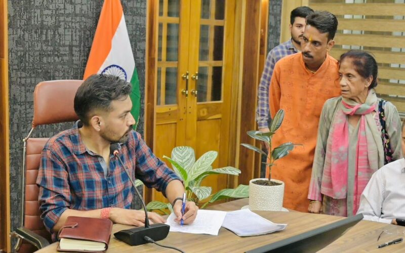समाधान दिवस में डीएम का एक्शन मोड, लापरवाह अधिकारियों पर सख्ती…