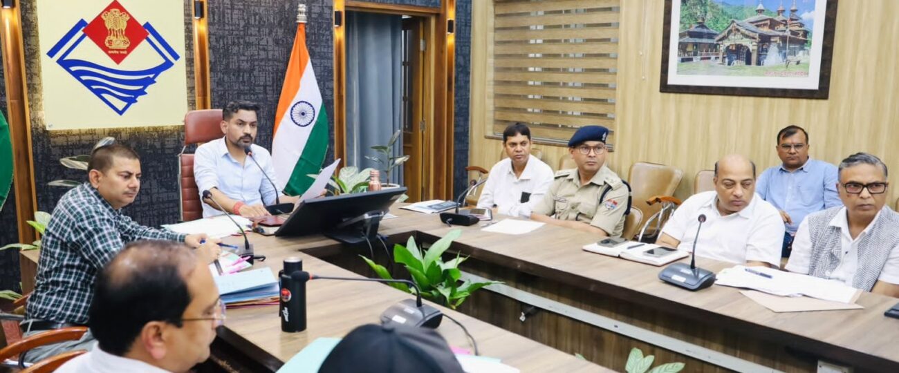 मानसून तैयारियों पर डीएम सख्त, जलभराव, गड्ढों और जर्जर भवनों पर त्वरित कार्रवाई के निर्देश…