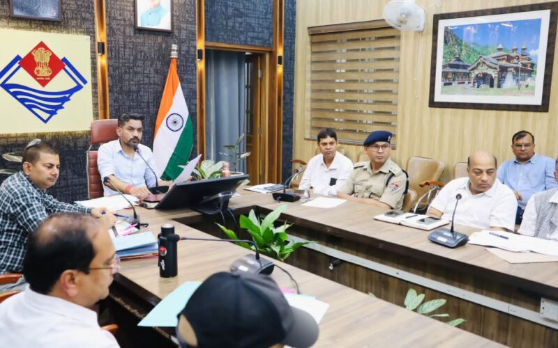 मानसून तैयारियों पर डीएम सख्त, जलभराव, गड्ढों और जर्जर भवनों पर त्वरित कार्रवाई के निर्देश…