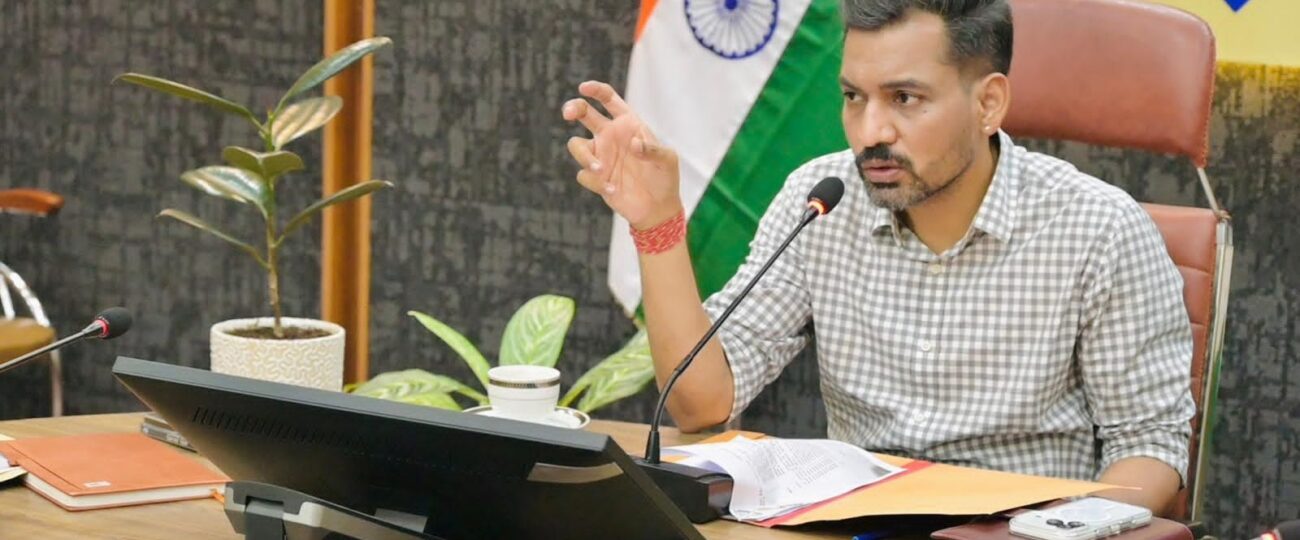 देहरादून में ट्रैफिक और पार्किंग सुधार पर डीएम सख्त, माइक्रो लेवल मोबिलिटी प्लान बनाने के निर्देश…