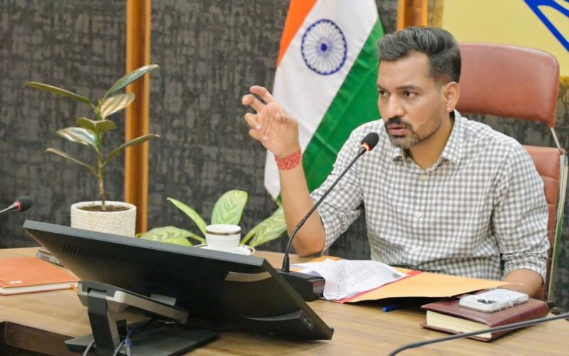 देहरादून में ट्रैफिक और पार्किंग सुधार पर डीएम सख्त, माइक्रो लेवल मोबिलिटी प्लान बनाने के निर्देश…