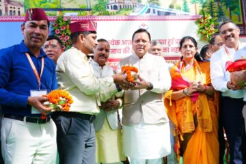 सीएम धामी ने हर्रावाला से वेरावल के लिए विशेष ट्रेन को दिखाई हरी झंडी, 700 श्रद्धालु रवाना…