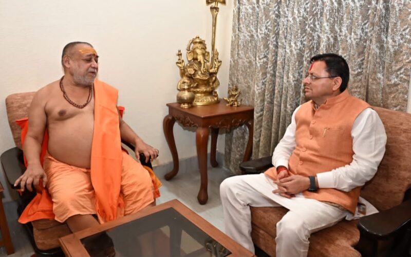 कनखल में शंकराचार्य स्वामी राजराजेश्वराश्रम महाराज से मिले मुख्यमंत्री धामी