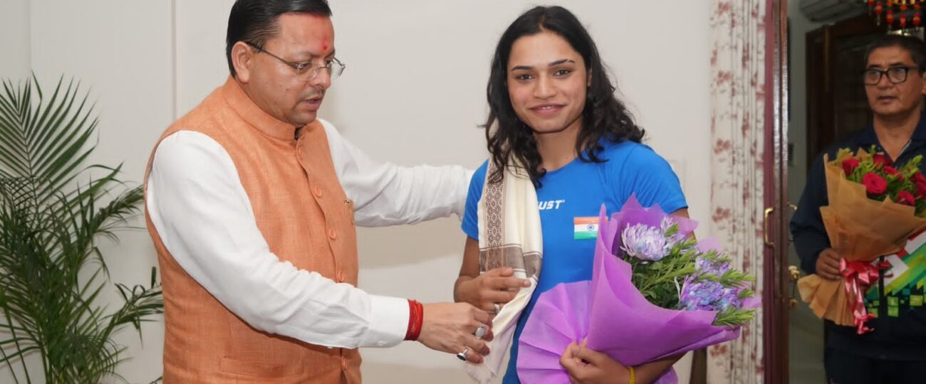 अंतरराष्ट्रीय पदक विजेता महिला मुक्केबाजों का सीएम धामी ने किया सम्मान