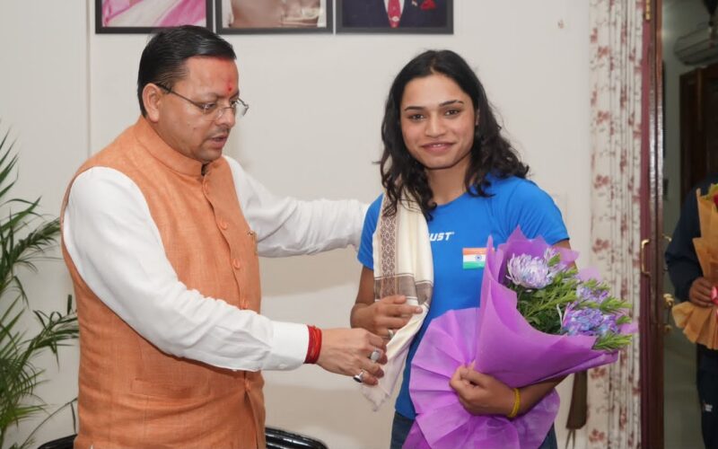अंतरराष्ट्रीय पदक विजेता महिला मुक्केबाजों का सीएम धामी ने किया सम्मान