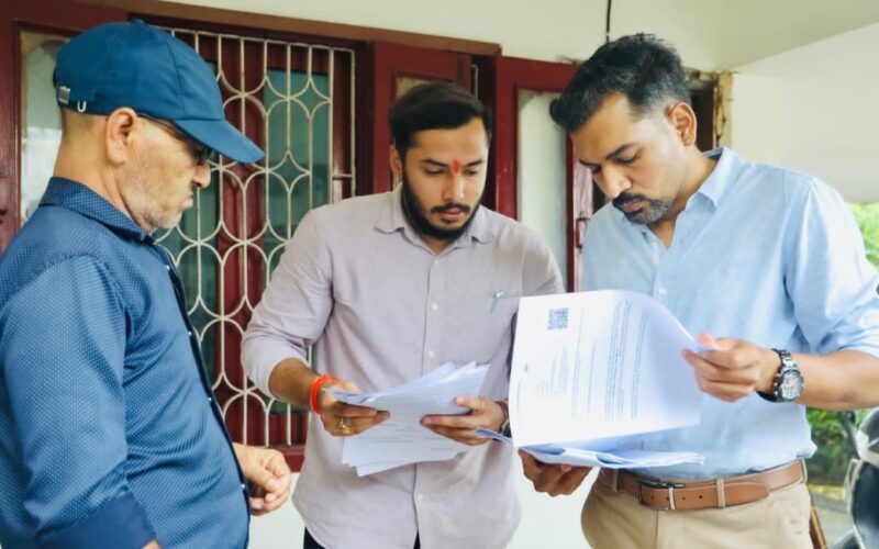 मतदाता सूची पुनरीक्षण की जमीनी हकीकत परखने ग्राउंड जीरो पर पहुंचे डीएम