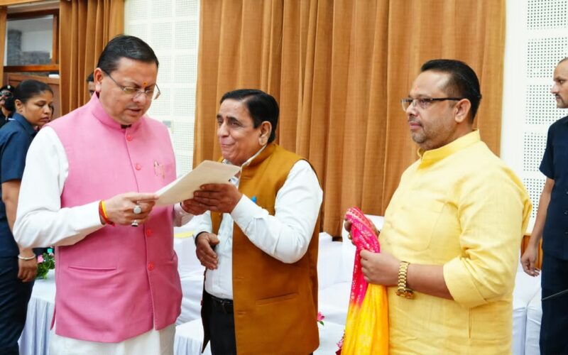 मुख्यमंत्री धामी ने सुनीं जन समस्याएं, अधिकारियों को त्वरित समाधान के दिए निर्देश