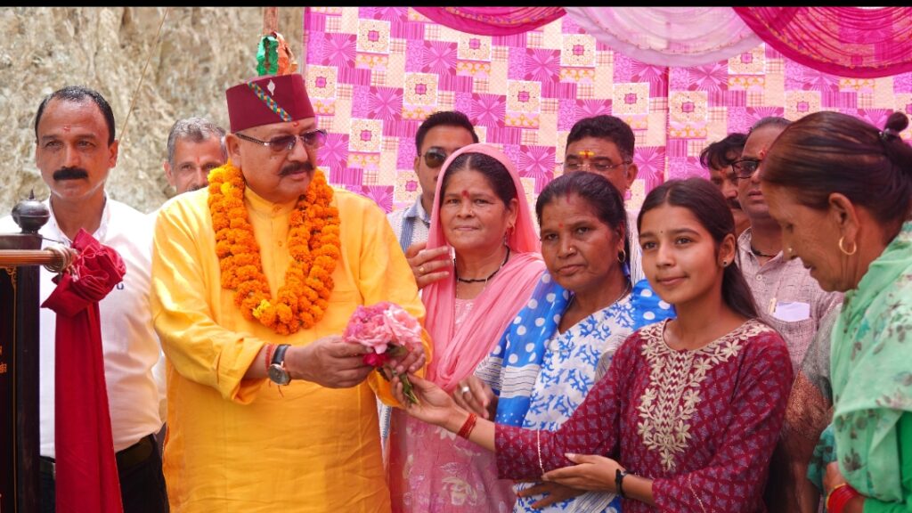 सेवा पखवाड़े के तहत महाराज का विधानसभा क्षेत्र में तूफानी दौरा, एकेश्वर विकासखंड को मिली लाखों की सौगात
