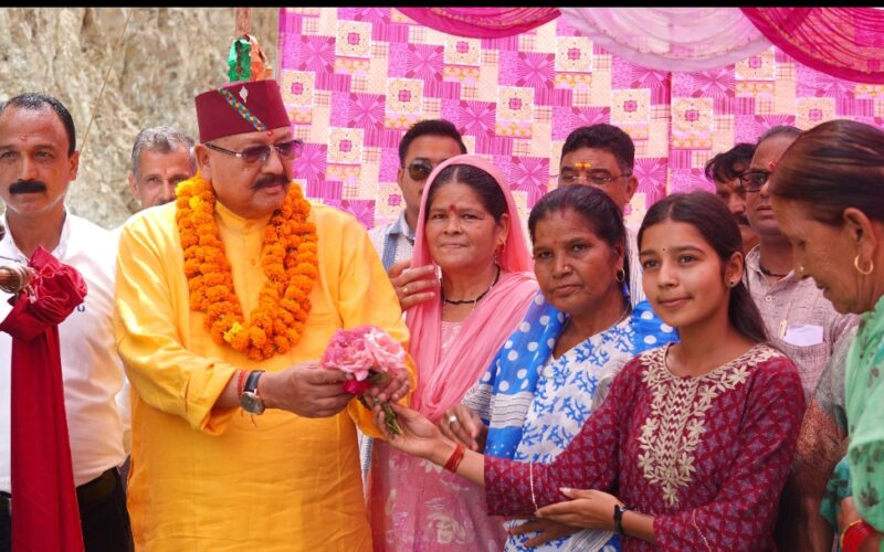 सेवा पखवाड़े के तहत महाराज का विधानसभा क्षेत्र में तूफानी दौरा, एकेश्वर विकासखंड को मिली लाखों की सौगात
