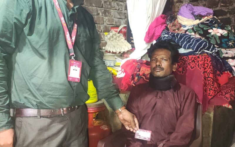 जिला प्रशासन की त्वरित पहल से दिव्यांग सुनील चन्द्र को मिली सरकारी योजनाओं का लाभ,पेंशन, प्रमाण पत्र, बैंक खाता एवं निःशुल्क व्हीलचेयर उपलब्ध