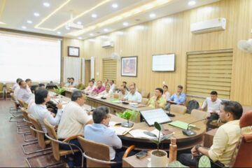 जल जीवन मिशन की लंबित परियोजनाएं सर्वोच्च प्राथमिकता पर पूरी हों : जिलाधिकारी