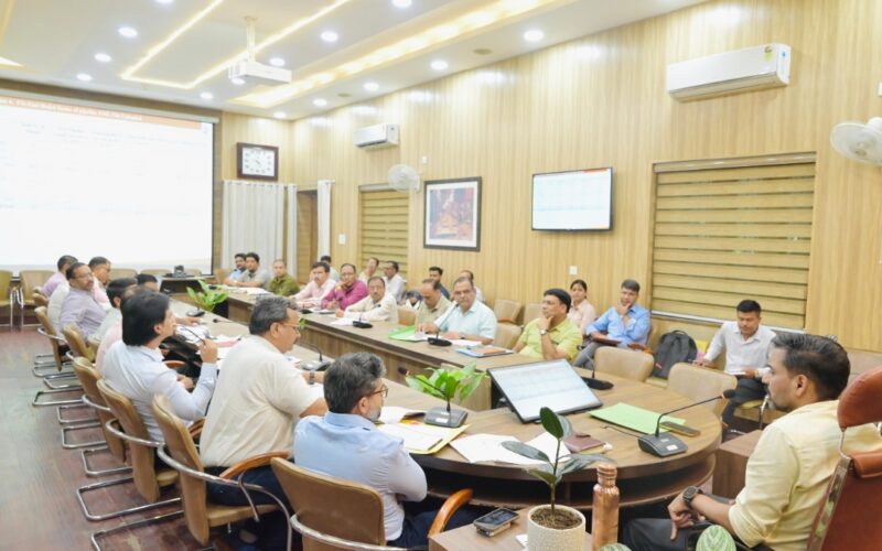 जल जीवन मिशन की लंबित परियोजनाएं सर्वोच्च प्राथमिकता पर पूरी हों : जिलाधिकारी